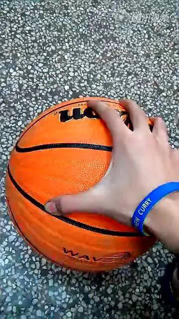 单手抓篮球训练视频